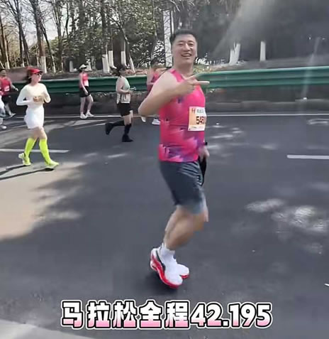 41岁张雪峰离世：你拼命赚的钱，不一定属于你想给的人 个人IP 自媒体 微新闻 第2张